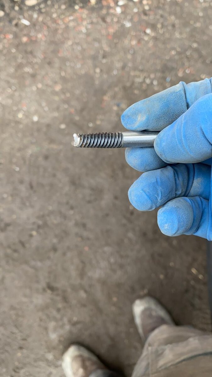 сломанный экстрактор. выворачивание болта экстрактором. экстракторы обоюдоострые для выкручивания сломанных болтов. набор экстракторов sata 09704. сломанный экстрактор.