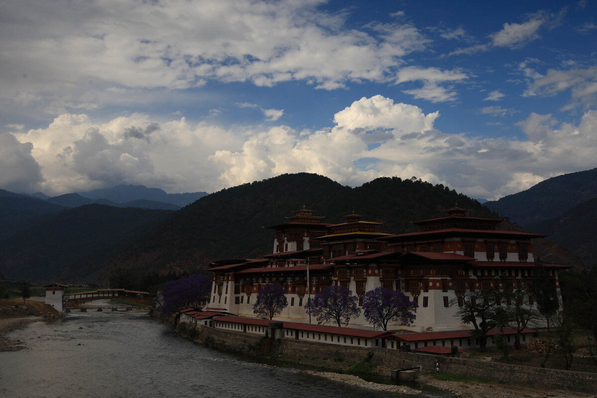 Бутана больше. Бутан достопримечательности. Бутан гурунги. Королевство бутан Министерство счастья. Монастырь гянгтей бутан.