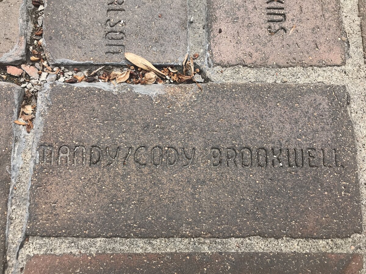 На кирпиче выгравировано имя жителя города, пожертвовавшего деньги на ...