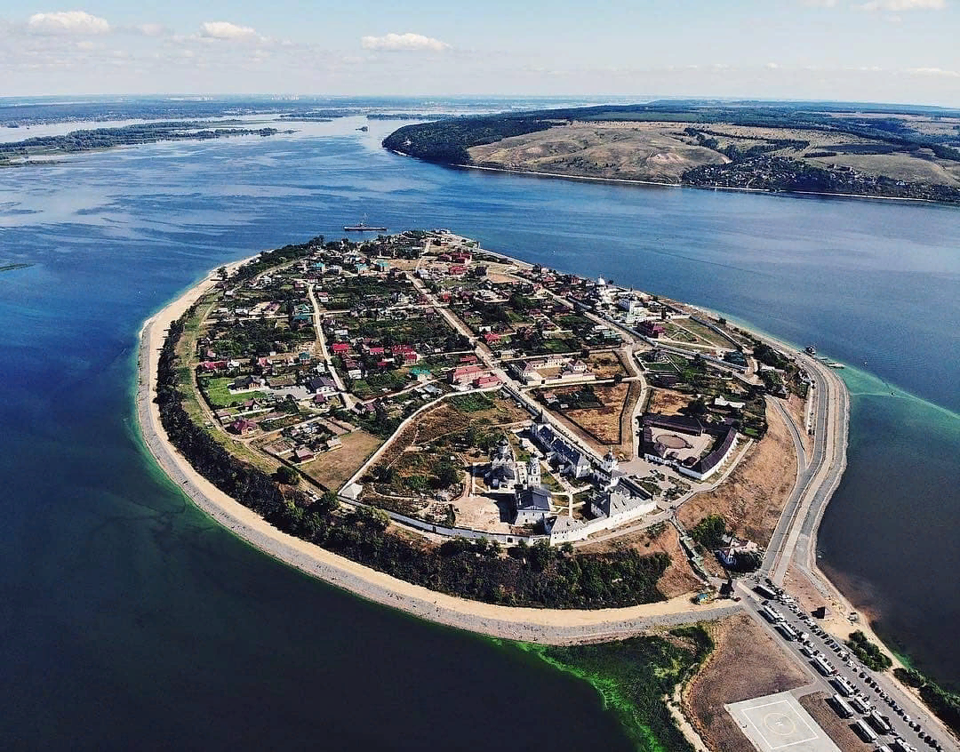 Свияжск билеты. Свияжск остров-град. Остров град Свияжск Татарстан. Музей-заповедник «остров-град Свияжск». Свияжск остров-град достопримечательности.