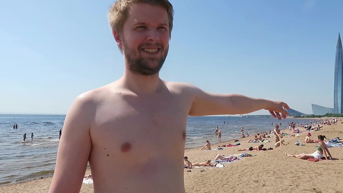 Пляж в парке 300-летия Санкт-Петербурга полон людей в будний день, но для соблюдения дистанции места достаточно.