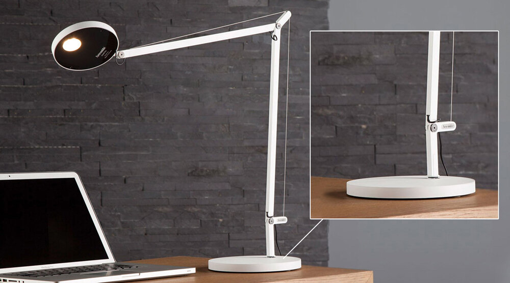 Настольная лампа Artemide с матовым основанием