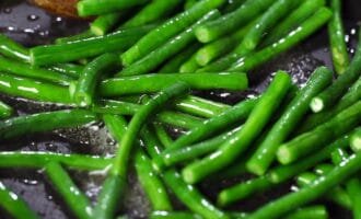 Бланшируем стручковую фасоль.