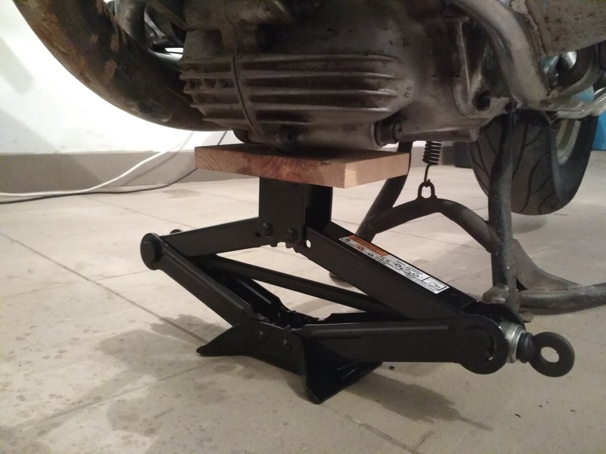 домкрат взял от своего автомобиля