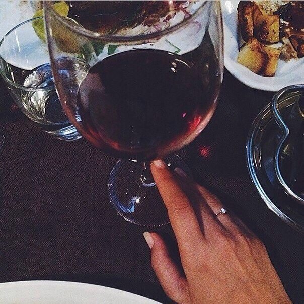 Наша любовь умерла..
Живую ты её схоронил...
Теперь она как всегда..
Хоронится средь общих могил..
Встречи с тобой я не жду...
Давно молчит телефон...
Я живу как в бреду..
Или если б это был сон..
Жду тебя по ночам...
Свет в окошке горит...
Не придаюсь я снам...
Ведь сердце еще болит...
Эта рана заживет..
Я позабуду тебя...
В твоем сердце любовь не живет...
Другая стала и я..