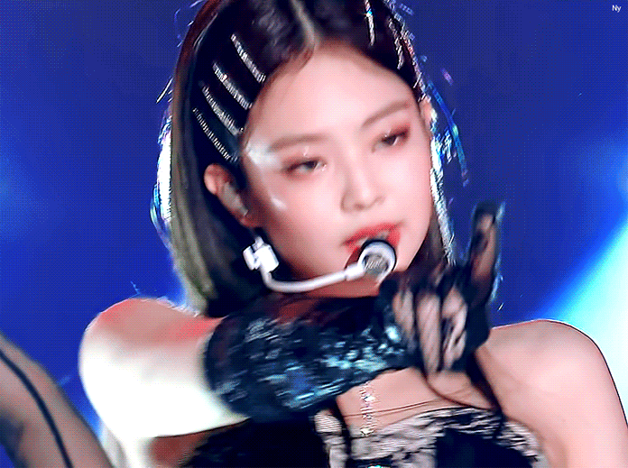 Дженни (Jennie) из BLACKPINK во время сольного выступления с песней "Solo"