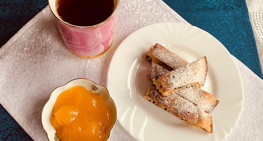Бисквитный пирог с черносливом и медом
