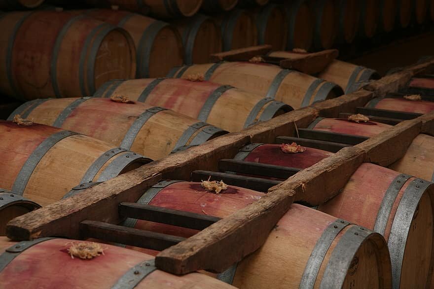 Выдержка вина в дубовых бочках