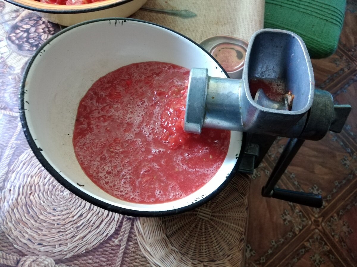 Приготовление томатного сока на зиму. Томатный сок. Томатный сок домашний. Томатный сок через марлю.