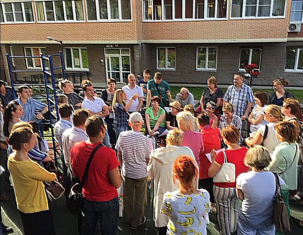 На деле, бывает, что такие собрания заканчиваются скандалами, драками, взаимными оскорблениями, а про повестку дня просто забывают. 