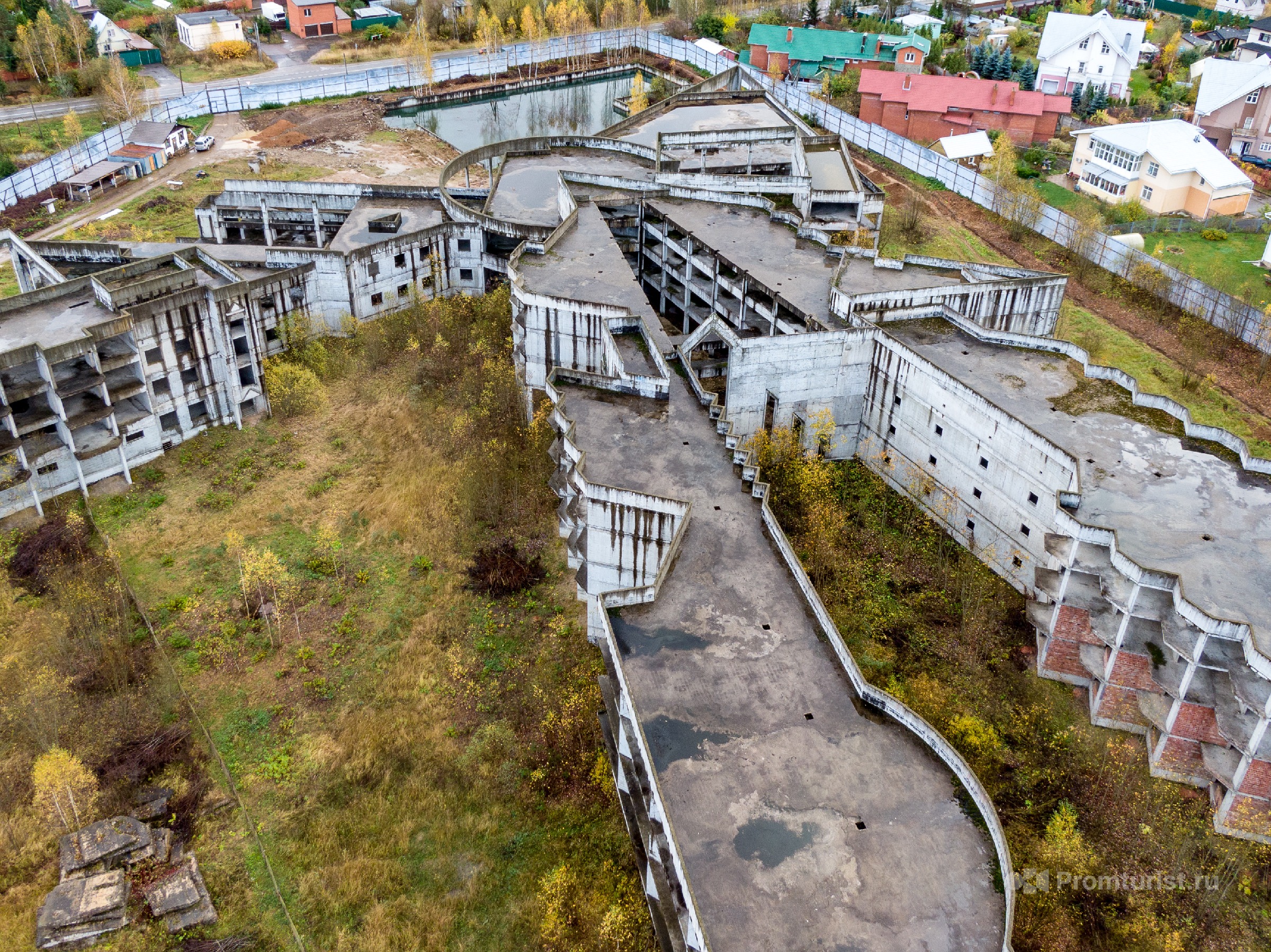 Самое странное заброшенное здание, которое я видел. Хотели крутой санаторий, но что-то пошло не так ???‍♂️4