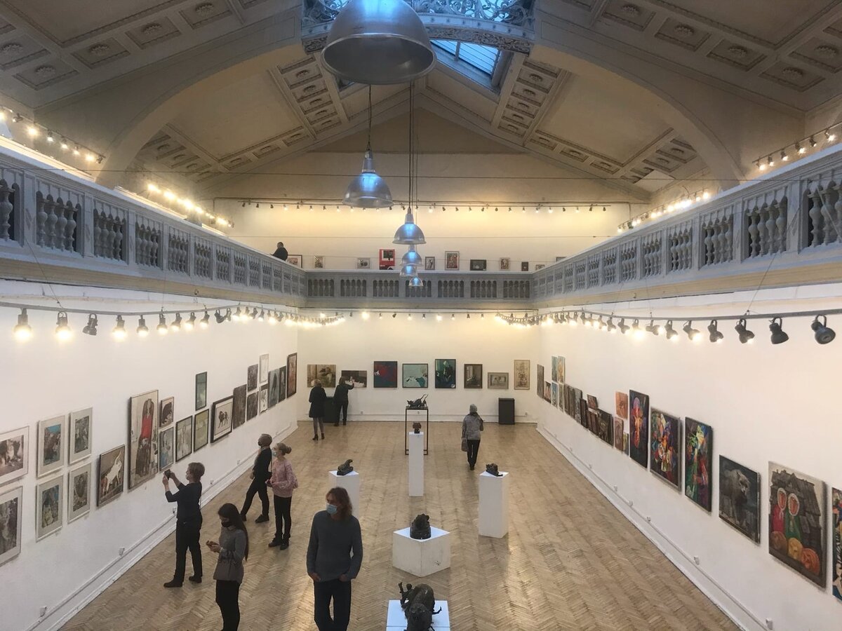 Главный зал выставочного центра Санкт-Петербургского союза художников