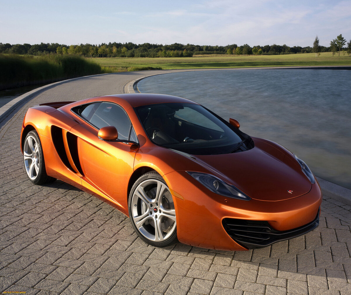 Красивая тачка у озера