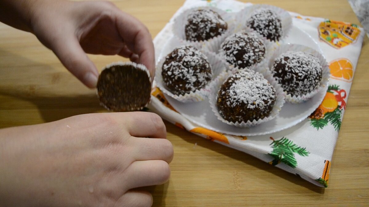 Пирожное из сухарей рецепт. Пирожные картошка в кокосовой стружке.