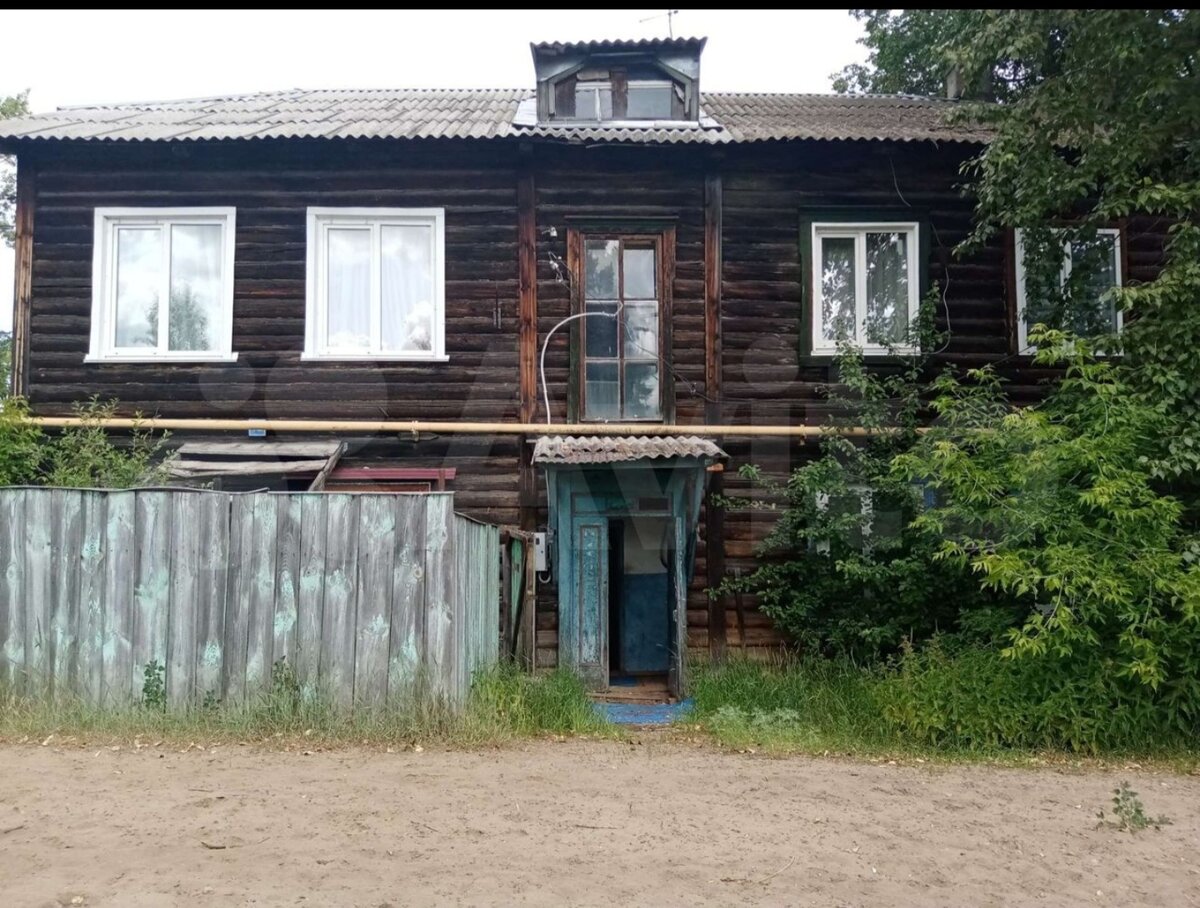 Что наподобие такого , Но здесь окна ещё новые. Там они вываливались от того, что сгнили . Зимой было просто невыносимо там находиться 