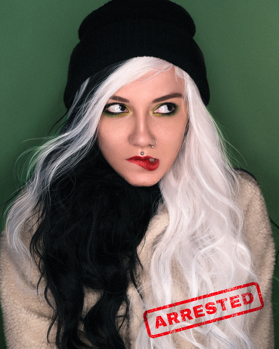 Фото автора, косплей на Круэллу де Вилль из мультфильма «101 далматинец»