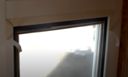 Пошаговая инструкция утепления окна с помощью полиэтиленовой прозрачной плёнки и фена (с фото)