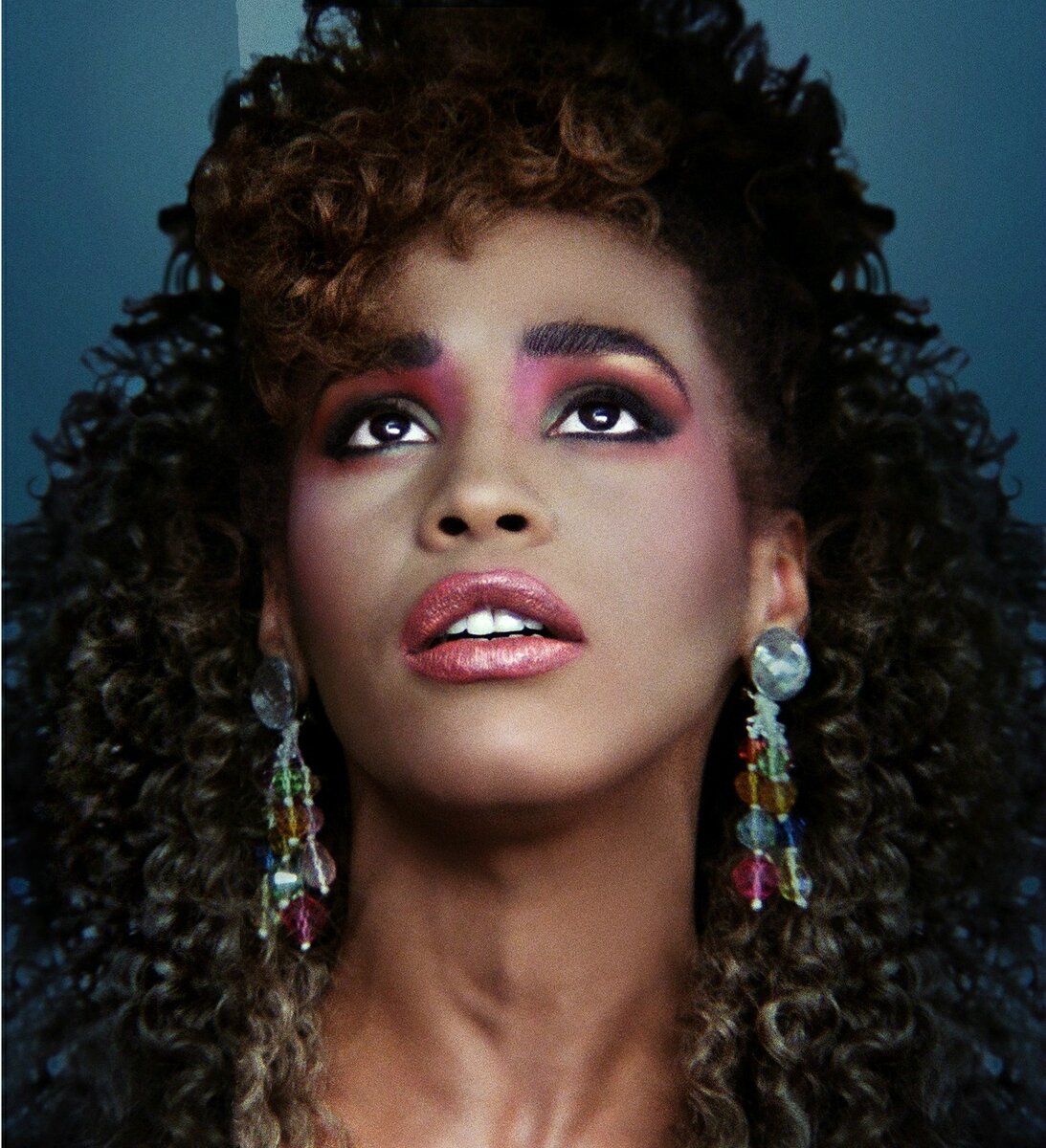 Уитни Хьюстон на съёмках клипа, предназначенного для её супер-хита "I wanna dance with somebody (Who loves me) (1986 год) Источник :https://vk.com/whitney___houston