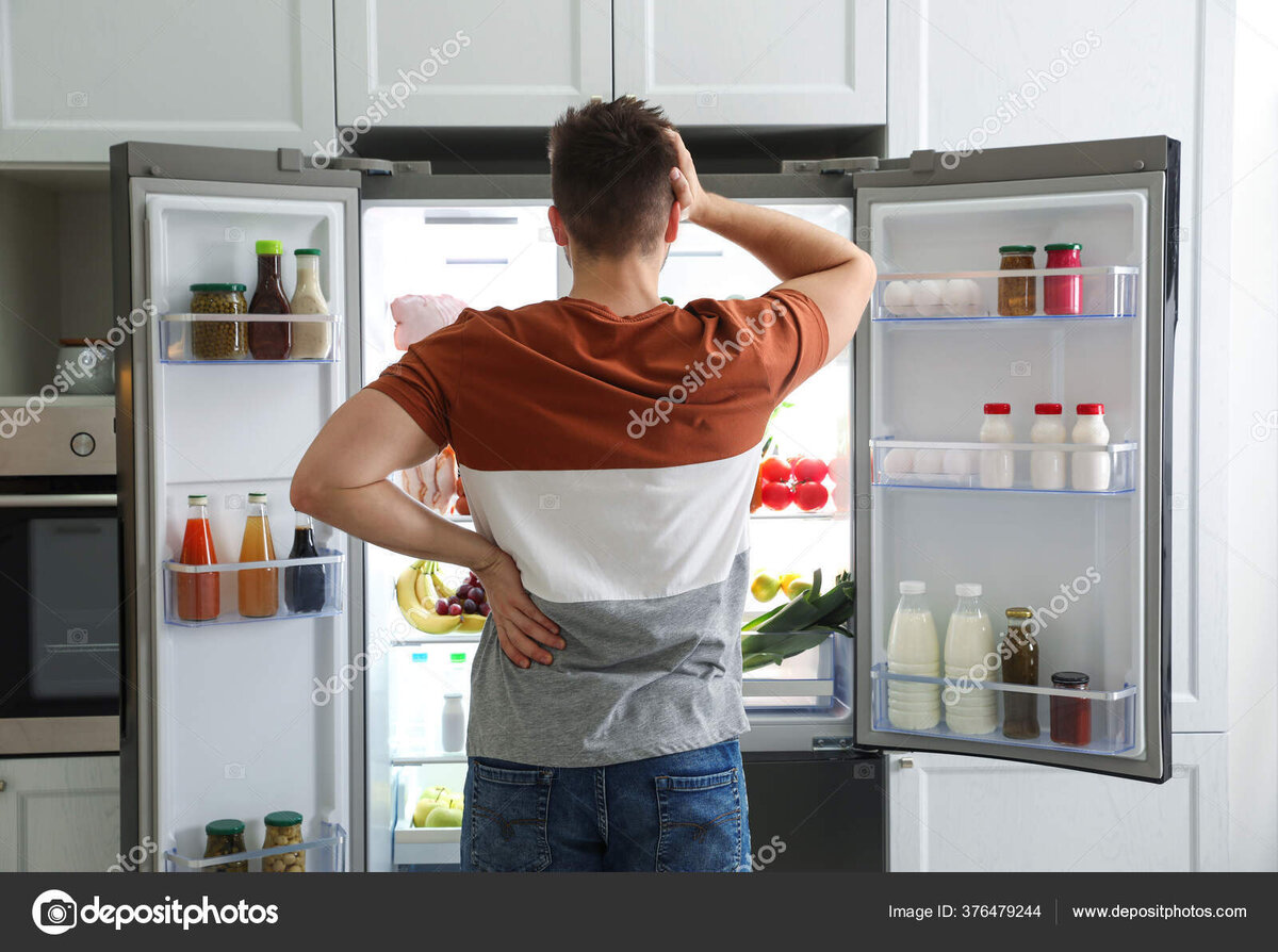 Мужик открывает холодильник
