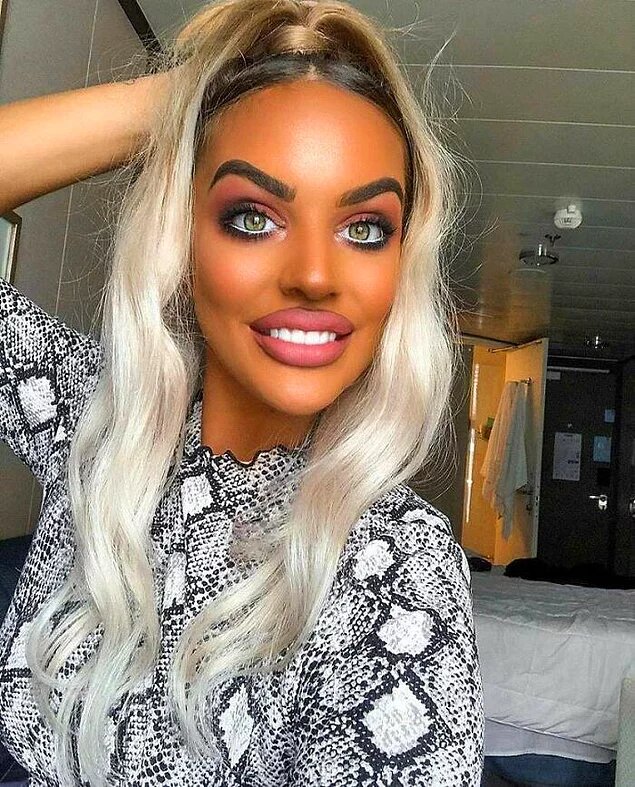 2. Она на 8 оттенков темнее ее руки

