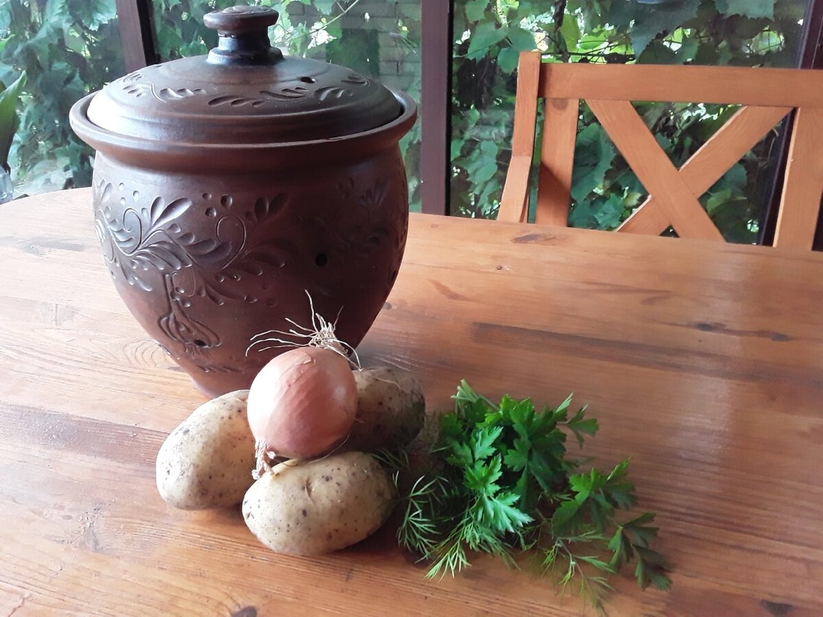 В шестилитровый горшок входит сетка картошки - ровно столько, сколько приносится из магазина