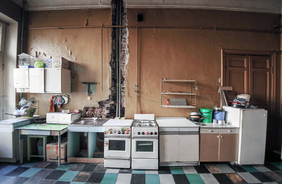 Коммуналка. Старая кухня. Кухня в коммуналке. Кухня в старой квартире. Советская кухня.