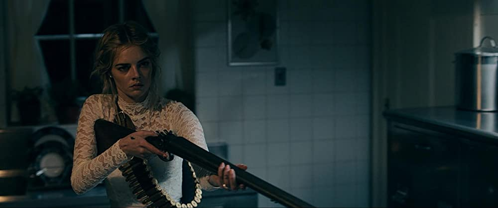 Кадр из фильма Ready or Not. Режиссеры: Мэттью Беттинелли, Тайлер Джиллетт. Оператор: Бретт Юткевич. Производство: Mythology Entertainment, Vinson Films. Показ в России: Двадцатый Век Фокс СНГ