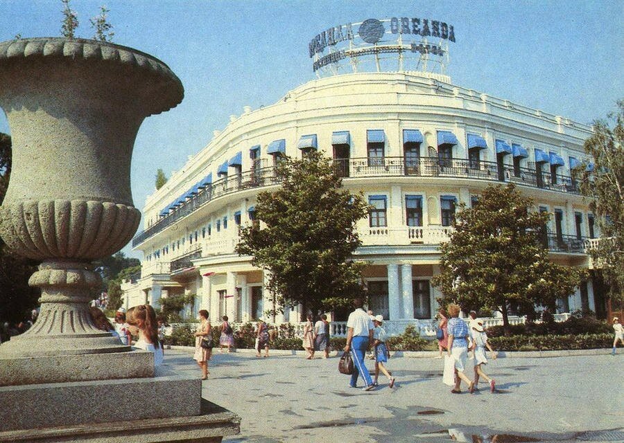 Самой престижной гостиницей Ялты в начале 1970-х была «Ореанда» с передовым сервисом, так как была ориентирована на зарубежных туристов. С одноименным рестораном.