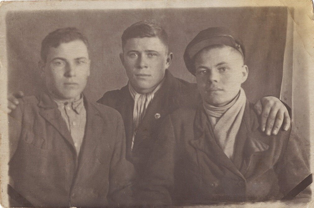 Новохатский, Гноевой, Тараненко. Неизвестный автор, 1940 - 1942 год, Краснодарский край, Камышеватский р-н, станица Должанская, из архива Михаила Зайкова.