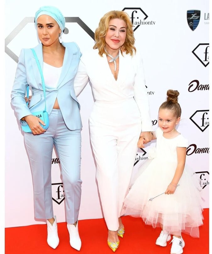 Кроме дочери, на вечеринке Любовь Успенскую сопровождала Ютуб-блогер Николь, с которой певица подружилась за минувший год.