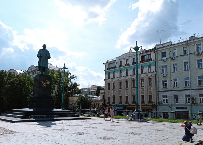 Памятник Н.В Гоголю на Гоголевском бульваре