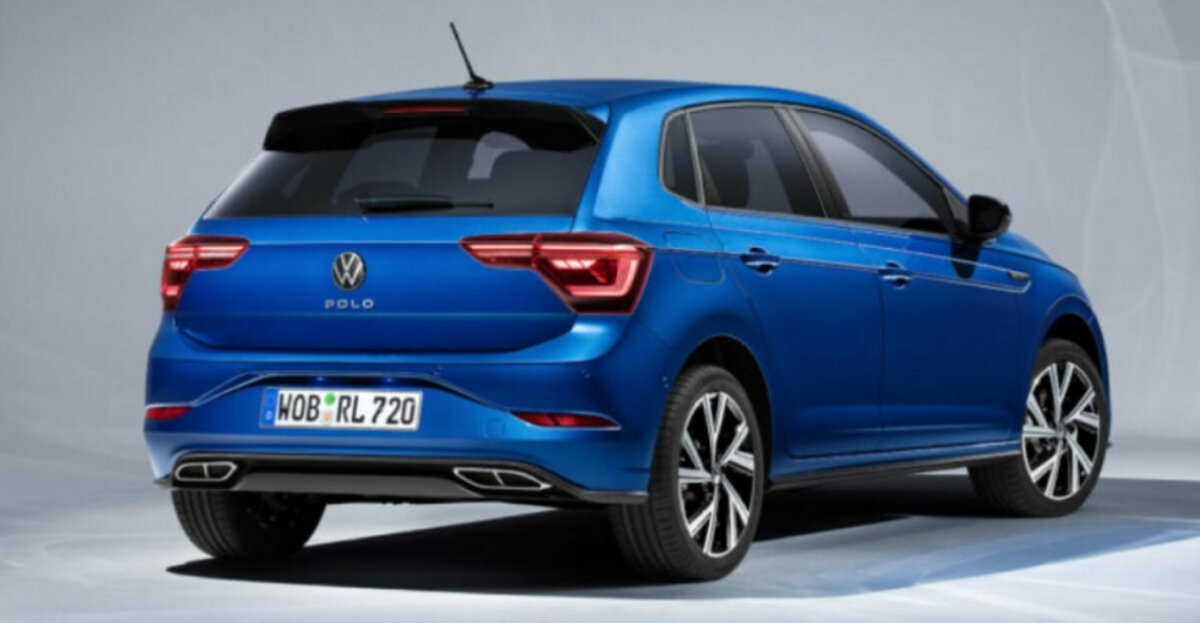 Электронные приборы (Digital Cockpit) входят в стандартную комплектацию с  диагональю 8 дюймов, а версия Pro 10,25 дюйма является дополнительной.  
Центральный сенсорный дисплей имеет диагональ 6,5, 8,0 или 9,2 дюйма в 
зависимости от уровня оснащения.  Предлагается беспроводная совместимость с 
Apple CarPlay или Android Auto, в то время как поклонники физических кнопок 
будут разочарованы, потому что на центральной консоли есть только сенсорное 
управление, даже для кондиционирования воздуха!
 Многофункциональное рулевое колесо вдохновлено Golf, а с точки зрения 
надёжности самой большой новинкой является центральная подушка 
безопасности между передними сиденьями, очень полезная при боковом ударе.  
Список систем помощи водителю согласован и включает опцию IQ.  В новом Polo 
также есть система Drive Travel Assist, которая обеспечивает полуавтономное 
вождение в пробках или на шоссе со скоростью до 210 км / ч.
