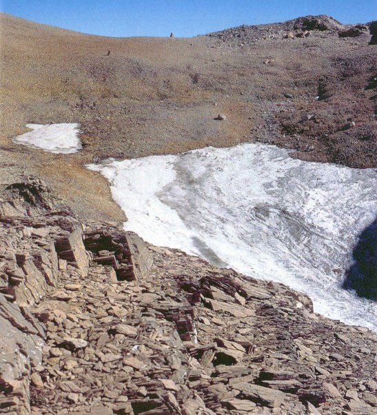 Остатки ледника на альпийском перевале.