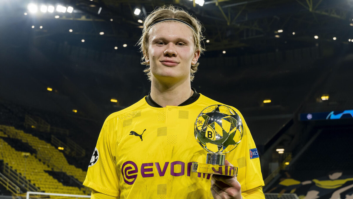 Эрлинг Холланд с наградой лучшему нападающему Лиги Чемпионов сезона 20/21