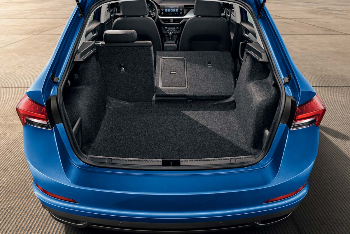 В спинке заднего сиденья есть люк для лыж и длинномеров, а если сложить спинки, можно перевезти и особо крупный груз — например, кухонную плиту, посудомоечную машину или широкоугольную телевизионную панель