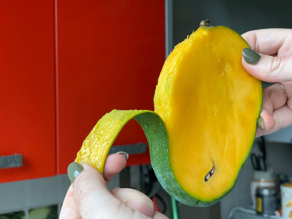 Как правильно разделать манго. Разделать манго. Манго разрезанное. Вкус манго. Как правильно есть манго.