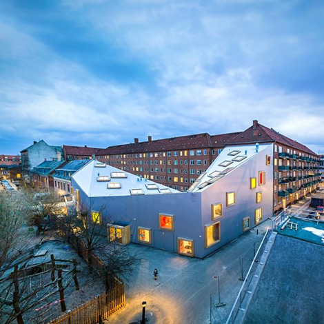 Рис. 1 Фасад детского культурного центра  Ama’r Children’s Culture House
