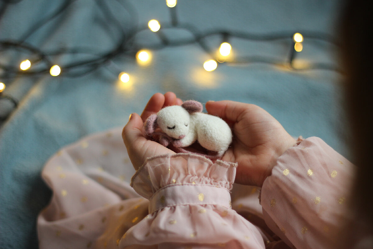 Маленький мышонок в руках моей дочки)