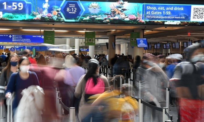 Пассажиры в аэропорту Орландо, США. В этом году произошло более 3600 инцидентов с людьми, которые отказались носить маски. Фотография: Пол Хеннесси / Sopa Images / Rex / Shutterstock