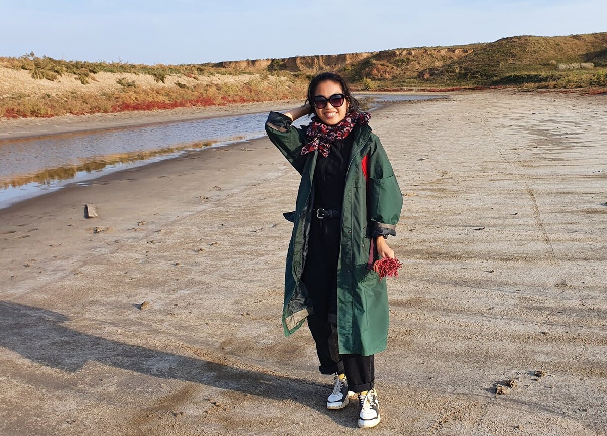 Вот так где-то в середине октября я отправилась в поход в степь. Надо было одеться удобно, и чтобы не жалко было одежду. А еще я тут растрепанная, потому что это конец 9 километрового пути по степи)