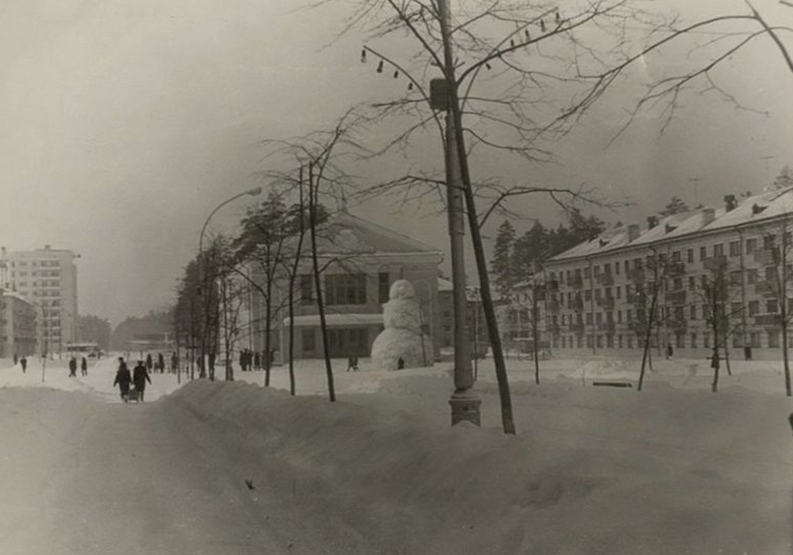 Гигантский снеговик с 4-х этажный дом. История интересной фотографии,  которой 56 лет | Возвращение в детство | Дзен