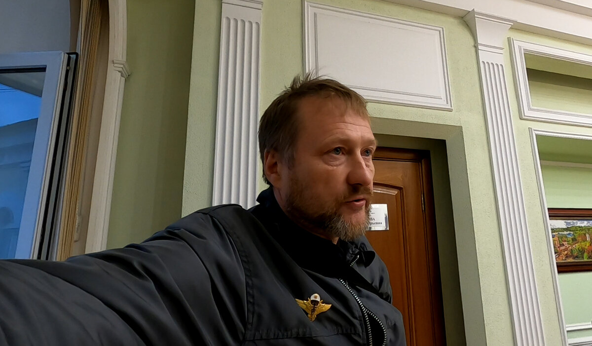 Автор в здании администрации Дмитрова. Снимаю сам себя, уже в шоке от жесткого требования заместителей главы Дмитровского городского округа Широкова и Холопова убрать камеру.  Фото автора.