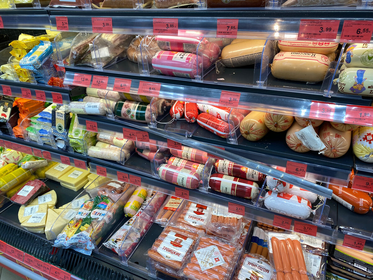 Полка с мясными продуктами, а также сырами в типовом магазине. ВСЕ сделано в Беларуси. 