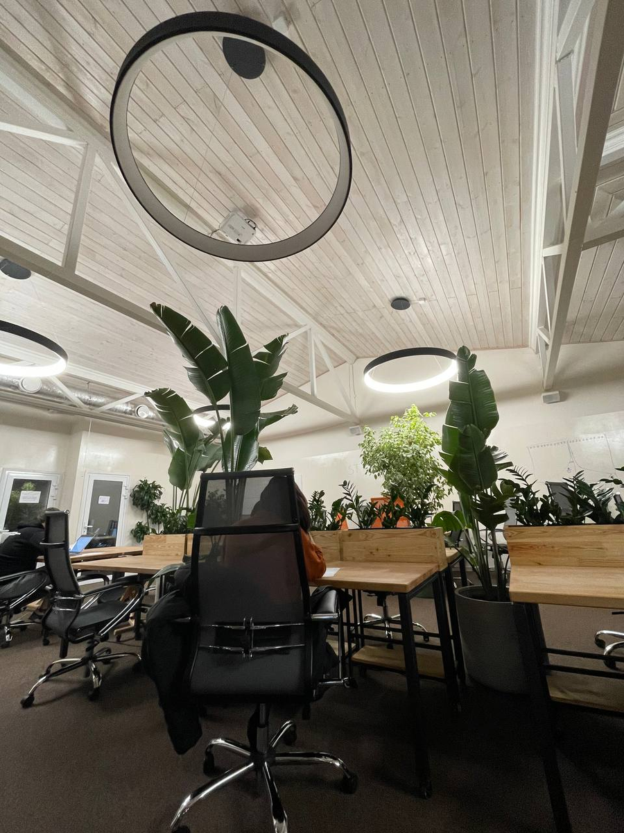 Я пришла сюда поработать, потому что надо было чекаутится из отеля