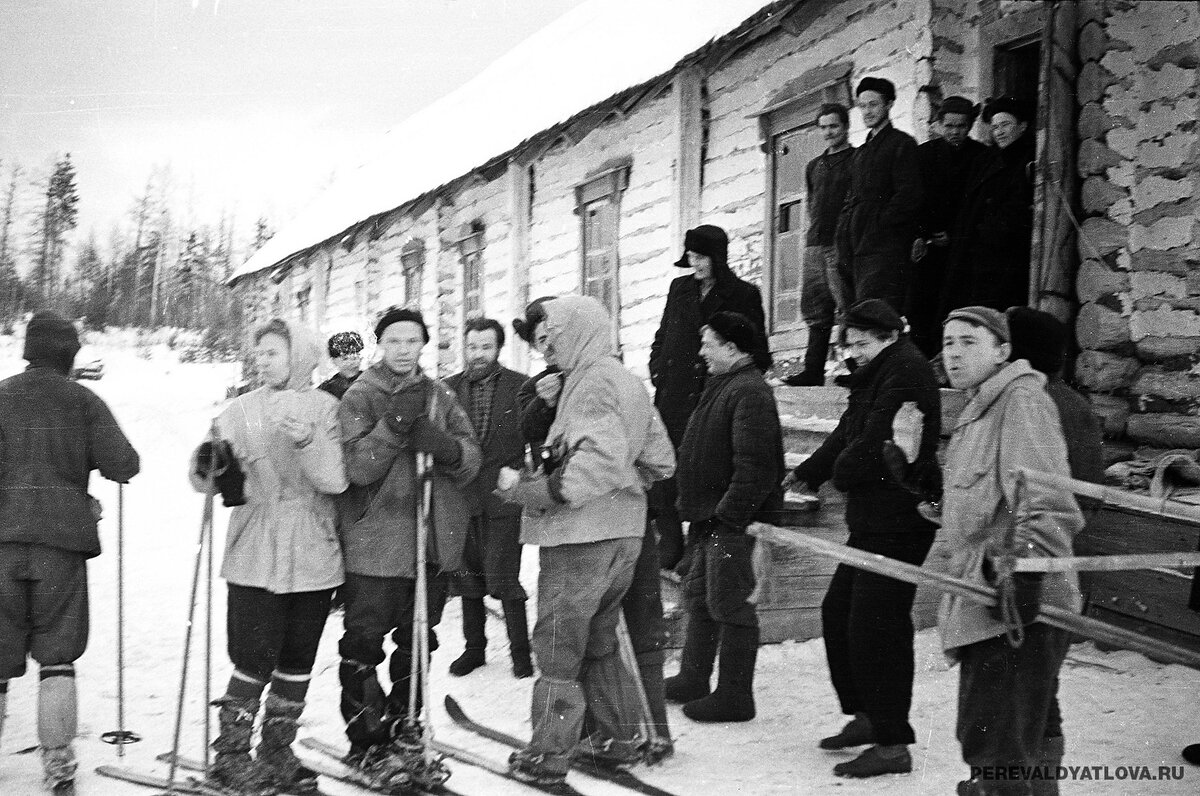 Игорь почти одного роста с Людой, на несколько сантиметров повыше. На обоих лыжные ботинки и чехлы. С виду одинакового размера. https://perevaldyatlova.ru/photo/