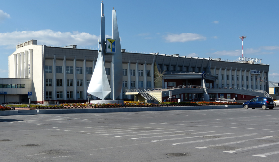 Гостиница аэропорт ханты. Аэропорт Нижневартовск. Отель аэропорт Нижневартовск. Аллея почета аэропорт Нижневартовск. Аэропорт Нижневартовск фото.