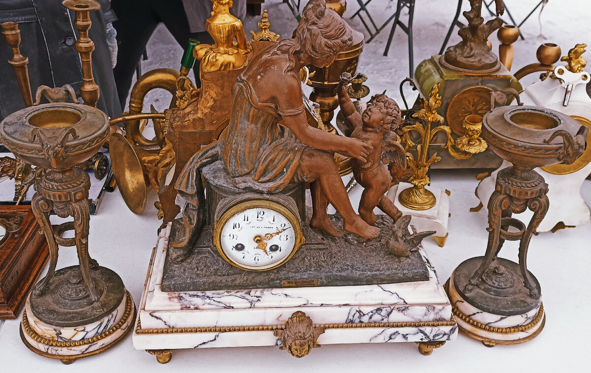 А вот здесь - мрамор конечно!!!Комплект - часы и два канделябра. 