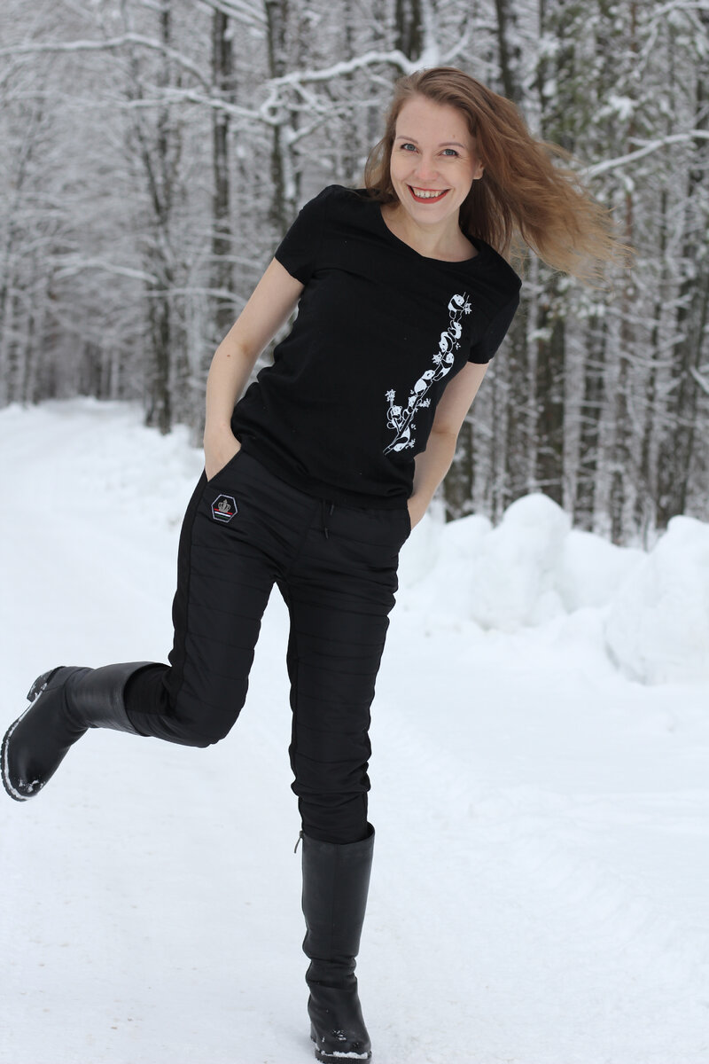 в горнолыжных штанах и футболке, в лесу... зимой. По-моему позитивно. Я не знаю как так вышло, на самом деле )))) 