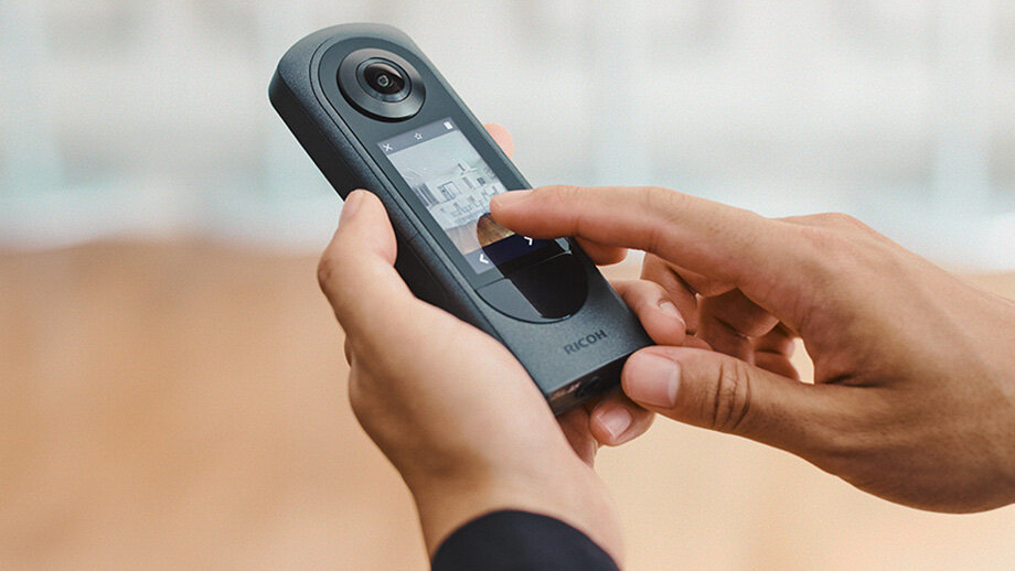 360-градусная ​​камера Ricoh Theta X получила сенсорный экран