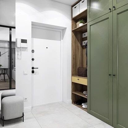 Белые двери в прихожей визуально увеличат пространство